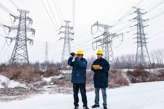 國(guó)家電網(wǎng)迎戰(zhàn)今冬首場(chǎng)大范圍降雪 守護(hù)電力供應(yīng)“生命線”