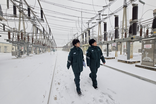 國(guó)家電網(wǎng)迎戰(zhàn)今冬首場(chǎng)大范圍降雪 守護(hù)電力供應(yīng)“生命線”